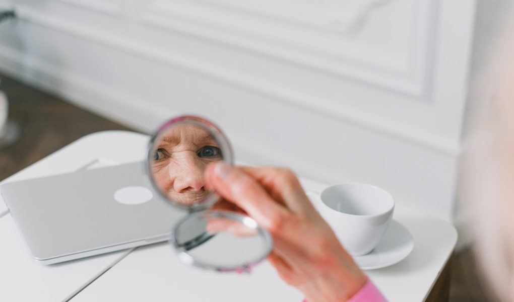 zycie-seniorow-pexels-shvets-production-7545396 Zamknięci w czterech ścianach – Jak pandemia zmieniła życie seniorów?